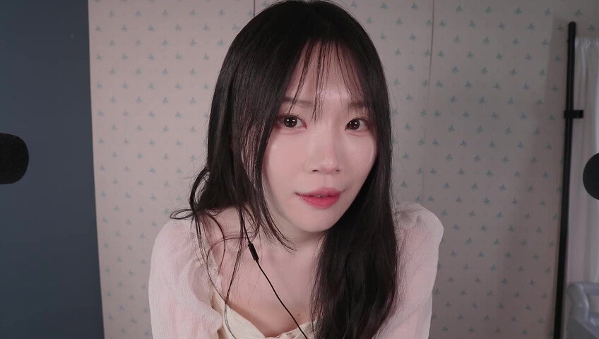 ASMR Nara - ASMR Look book with Switching Between Natural Voice and Falsetto​
